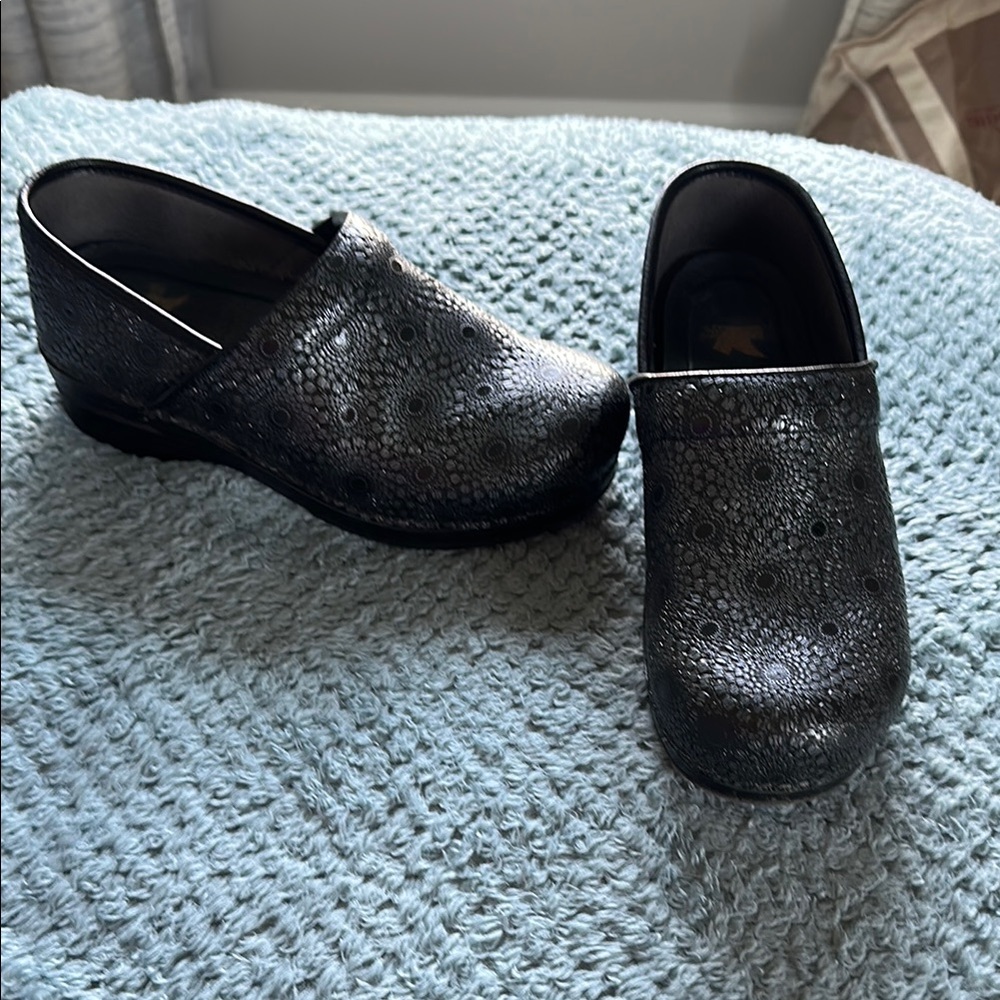 Stylish Black Patterned Women's Clogs - image 1